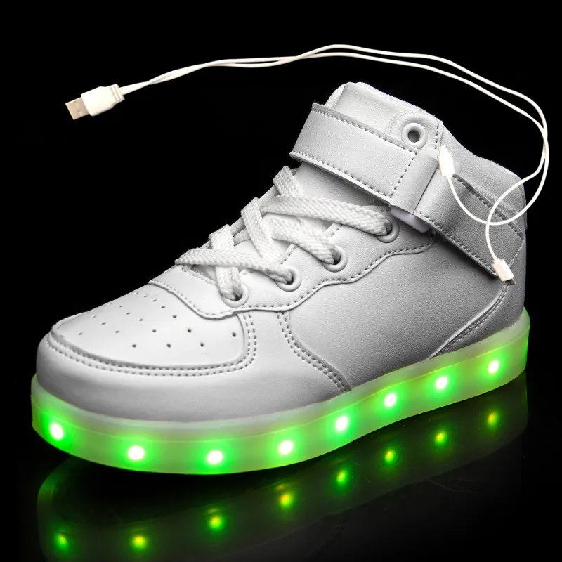 Светящиеся кроссовки зарядке. Кроссовки детские Geox со светящейся подошвой USB. Светящиеся кроссовки Skechers с зарядкой. Светящиеся кроссовки Skechers с зарядкой для девочки. Кроссовки детские Skechers со светящейся подошвой.