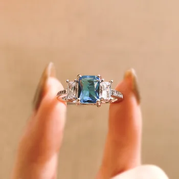 

European And American Blue Crystal Engagement Ring Elegant Temperament Luxury Ladies Ring For Friends Exquisite Birthday Gift