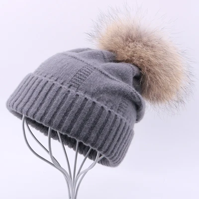 Зимняя винтажная вязаная шапка Skullies для женщин, однотонная женская бини, шапки с настоящим помпон из меха енота, теплая женская Лыжная Шапка Gorro для девочек - Цвет: Gray - Raccoon