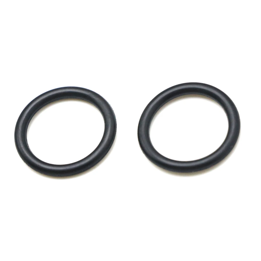 Adaptateur d'hélice RC en métal 3mm/3.17mm tenu entre deux doigts, illustrant la taille compacte.