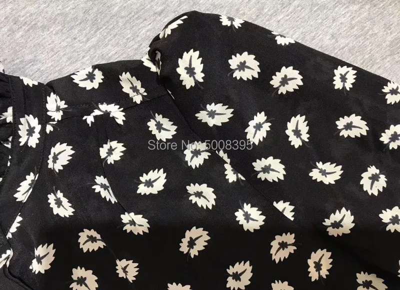 Шелковая черная с контрастным белым цветочным принтом рубашка со стоячим воротником и оборками спереди пуговицы с длинными рукавами пышные плечи модный топ