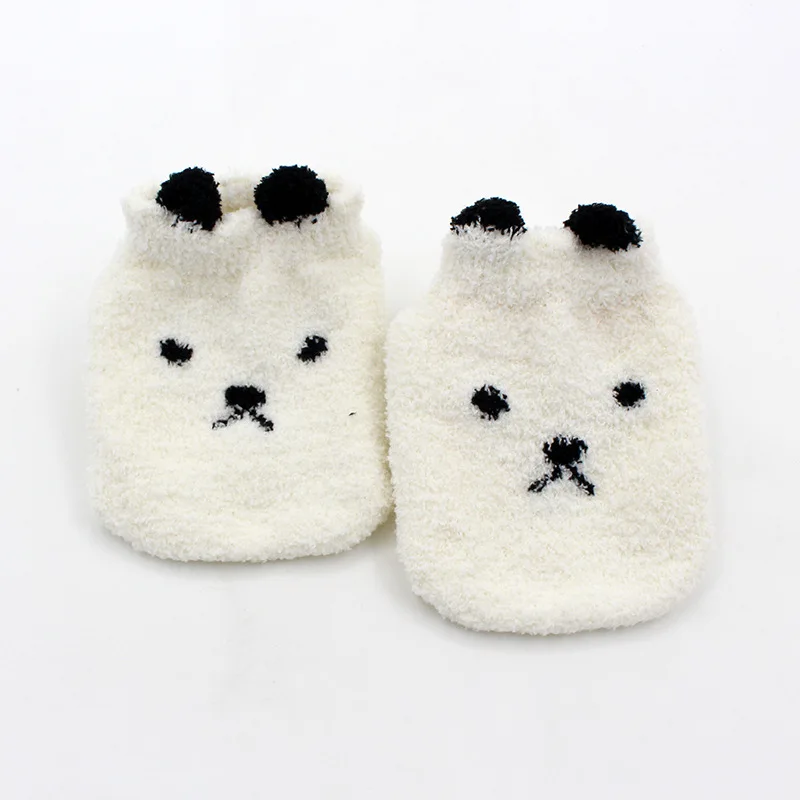 Носки из кораллового флиса для малышей, нескользящие носки-тапочки для малышей, милые теплые носки унисекс с рисунками из мультфильмов на осень и зиму для детей 0-2 лет - Цвет: Белый
