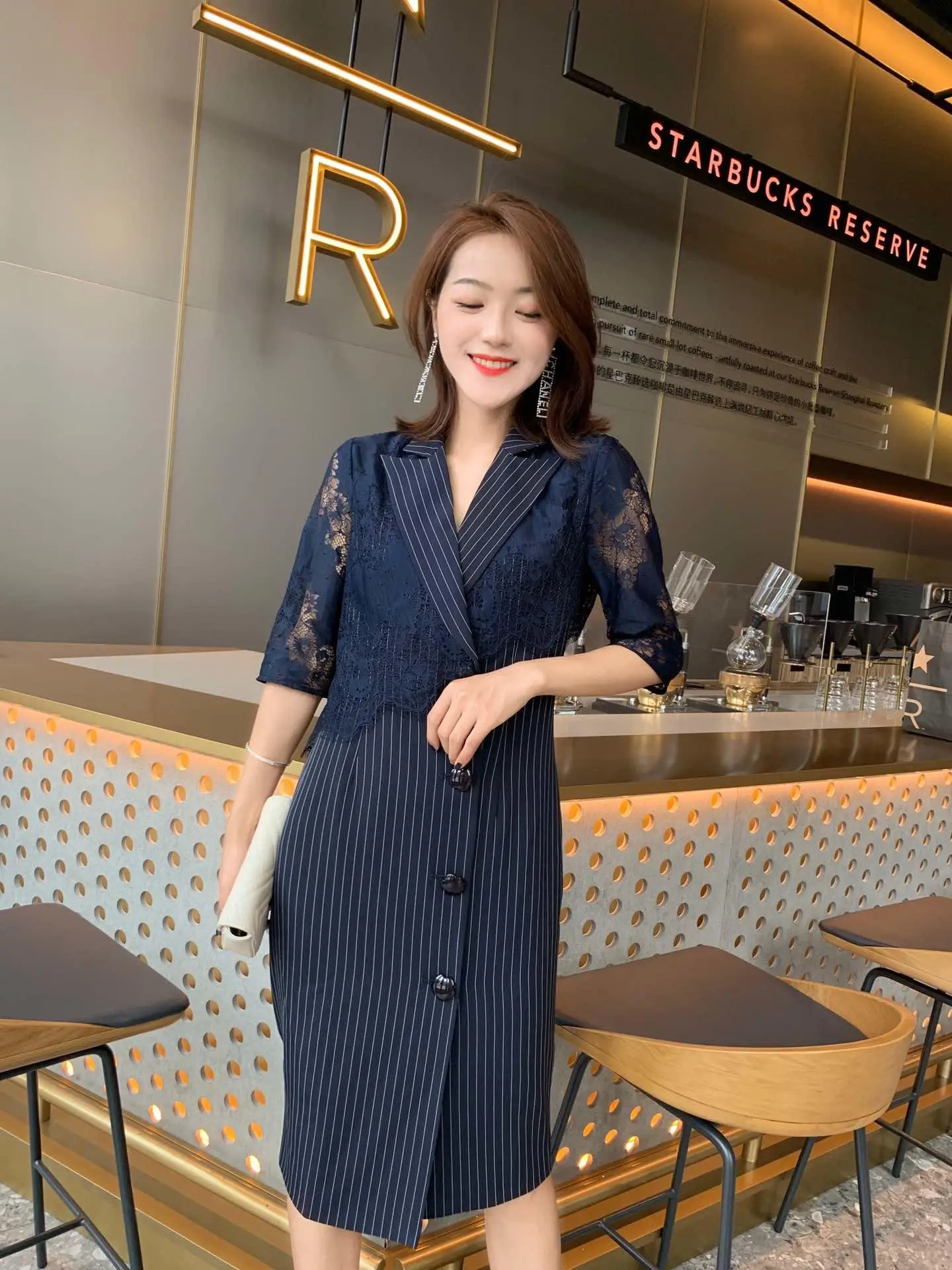 

In the summer of 2019 the new sleeve round collar lapel five points the a-line dress