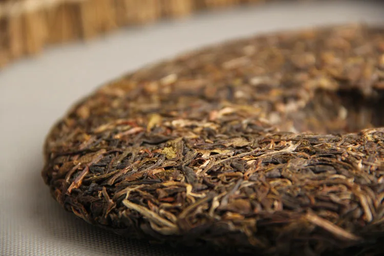Menghai Pu'er Gong Bing Royal Pu'er Sheng Pu-erh 357 г