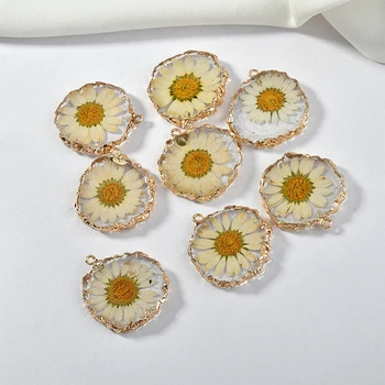 

Retro Irregular Bag Phnom Penh Daisy round Plate Transparent Ice Resin Pendant DIY Ear Rings Material Accessories 2pcs