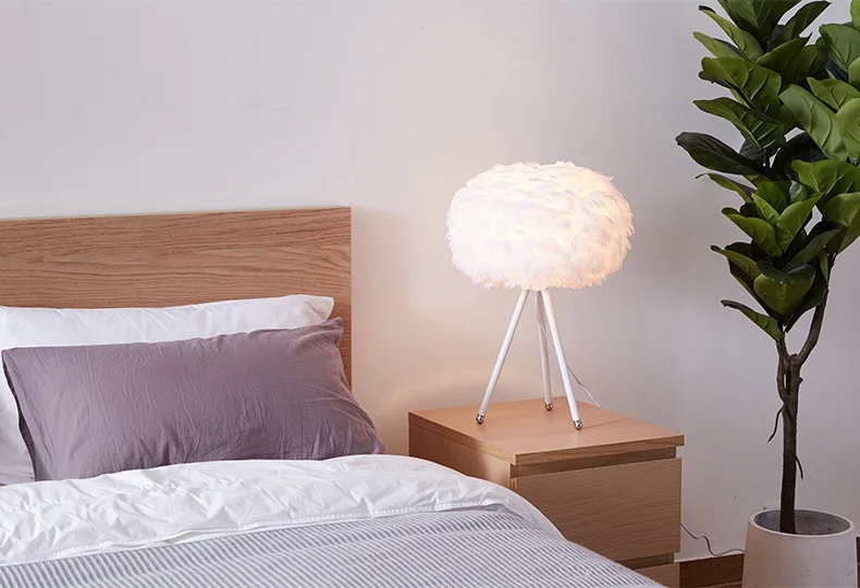 Лампа из перьев, прикроватная лампа для спальни, простая нордическая романтическая декоративная лампа для гостиной, напольная лампа