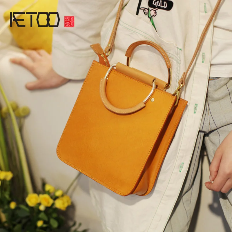 

AETOO Retro vertical crossbody bag, female handmade cowhide handbag, temperament leather portable small square bag