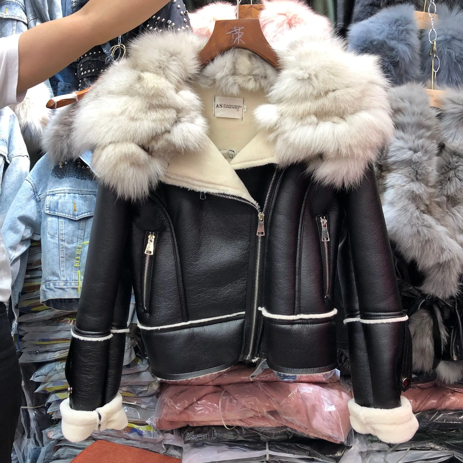 Большой воротник из лисьего меха, утолщенная теплая куртка из искусственной кожи, Женское зимнее пальто, женская мотоциклетная куртка, уличная короткая шуба из искусственной кожи - Цвет: Белый