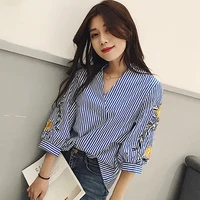 Blouses et chemises blanches décontractées à rayures et broderies florales pour femmes, hauts amples à manches trois quarts, col en V tendance 4