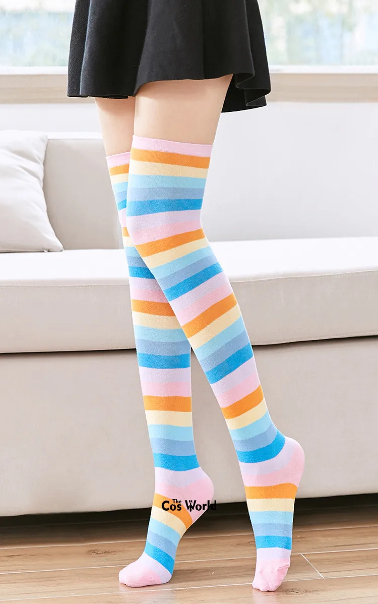 Молодые девушки в разноцветных гетра Thigh High