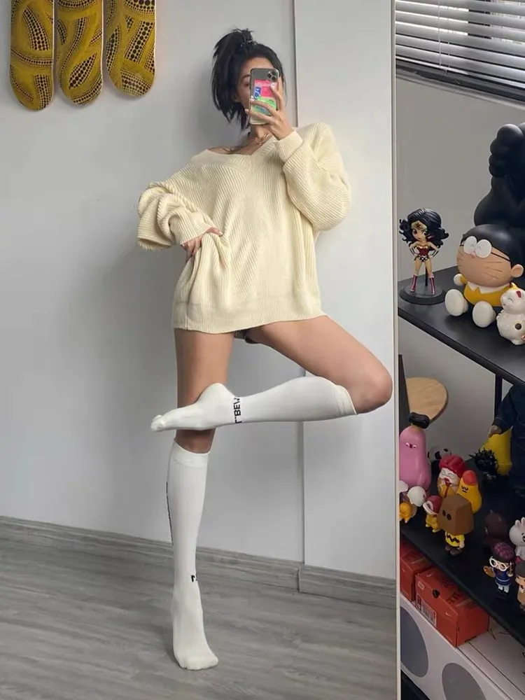 Autumn and winter new sweater women deep V-neck bat-sleeve loose pullover long-sleeved sweater fashionable casual top was thin