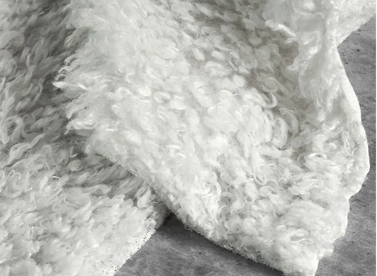 козий пух очень мягкий. шерсти екатеринбург. Merino silk 70% шерсть, 30% шелк. шерсть на белом фоне. кафе больше шерсти екатеринбург.