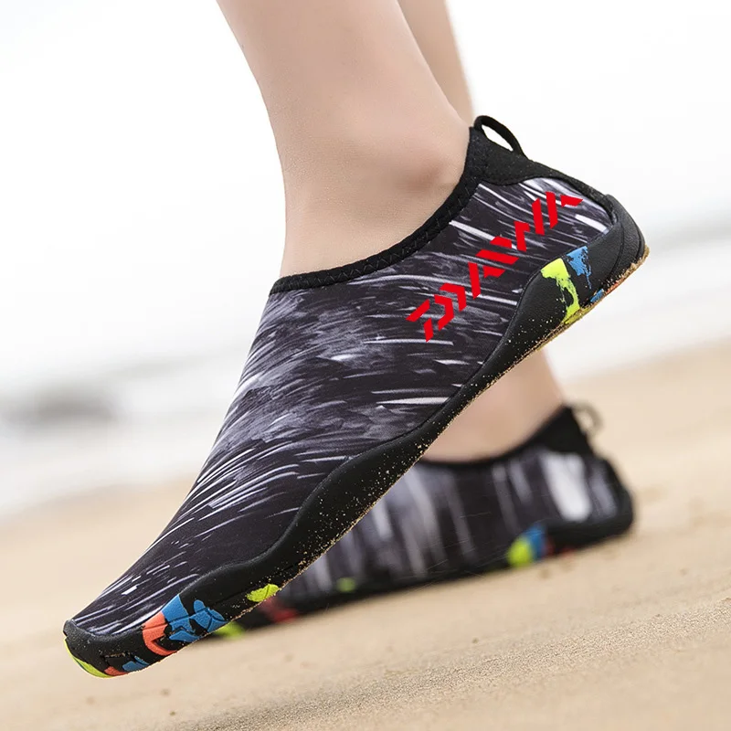 Tanie Nowy Daiwa wędkarstwo buty do wody mężczyźni plaża na zewnątrz buty wędkarskie buty wspinaczkowe Surf kobieta szybkie suszenie Dawa buty wędkarskie Size35 46