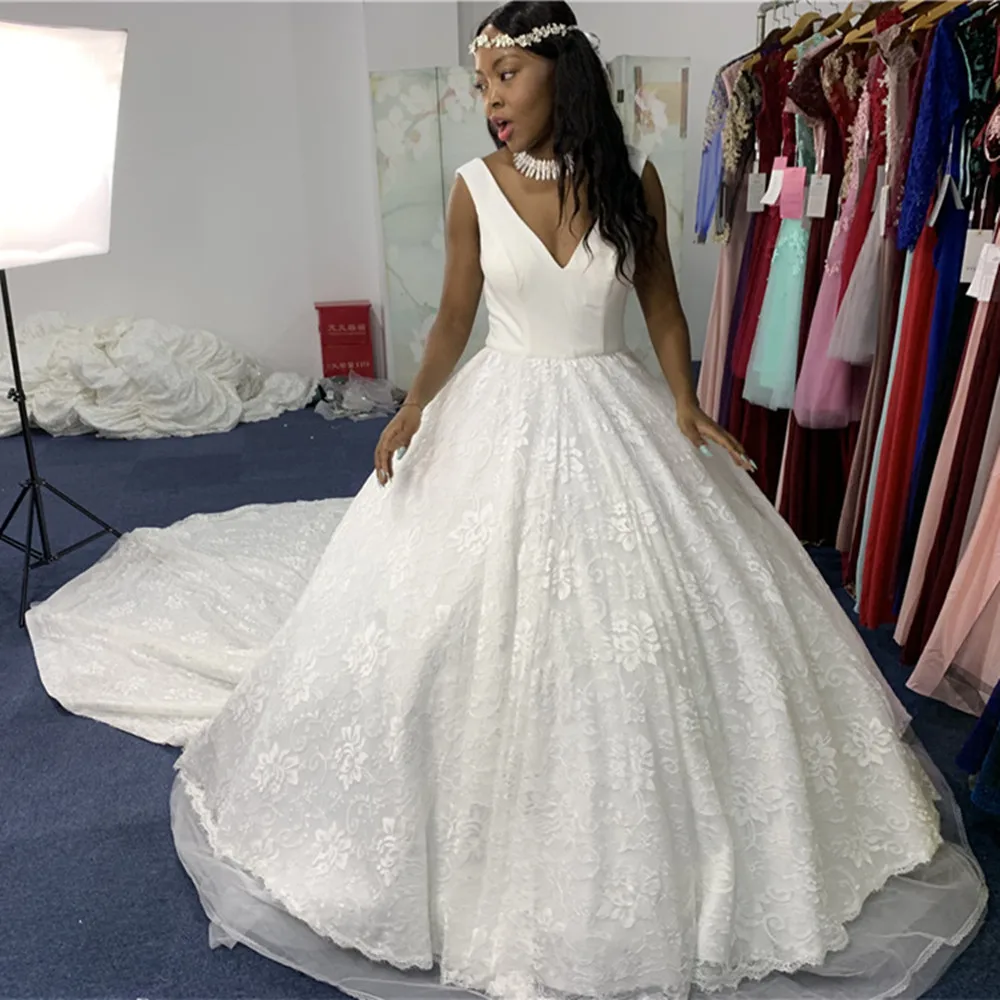 Роскошное кружевное бальное платье со шлейфом