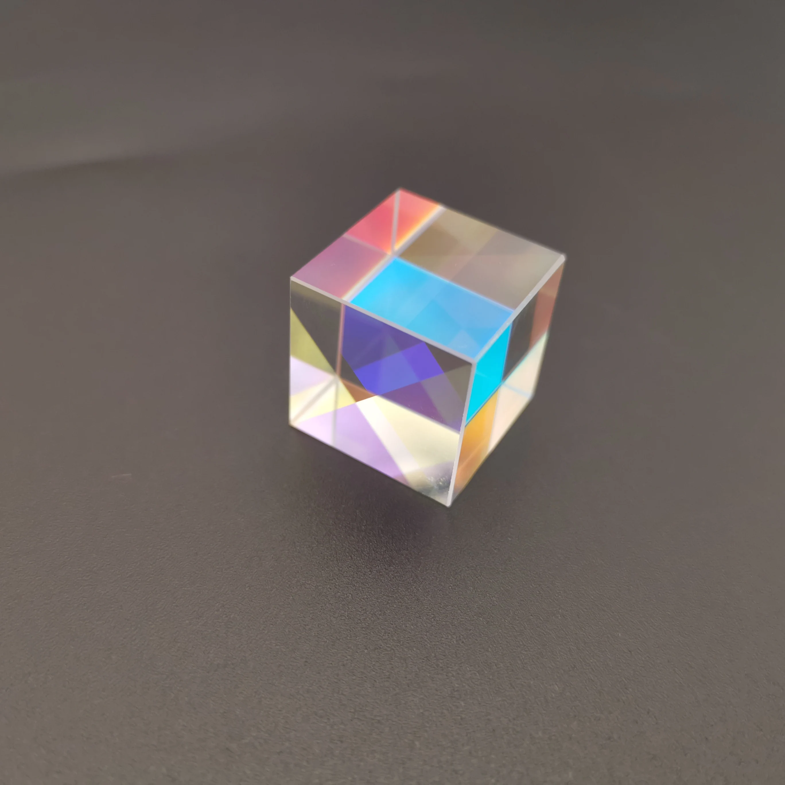 Пинк флойд призма. Цветовая призма. Оптическое стекло куб. Стеклянный куб призма. Прозрачный куб призма разноцветный.
