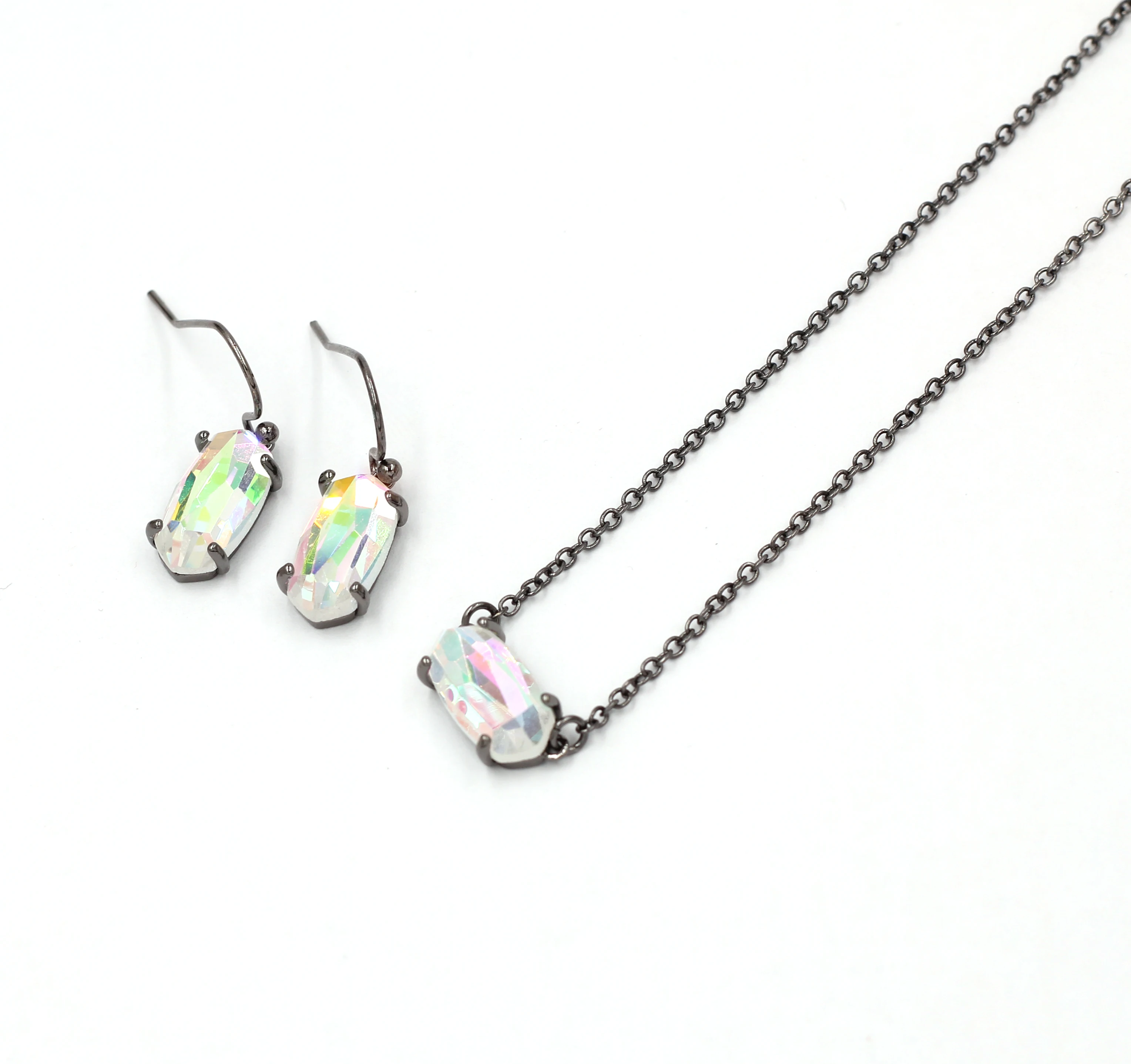 

2019 Dec. Hot Selling Faceted Clear Crystal Stone Inlay Small Oval Pendant Necklace Trend Women AB Iridescent Choker Wholesale