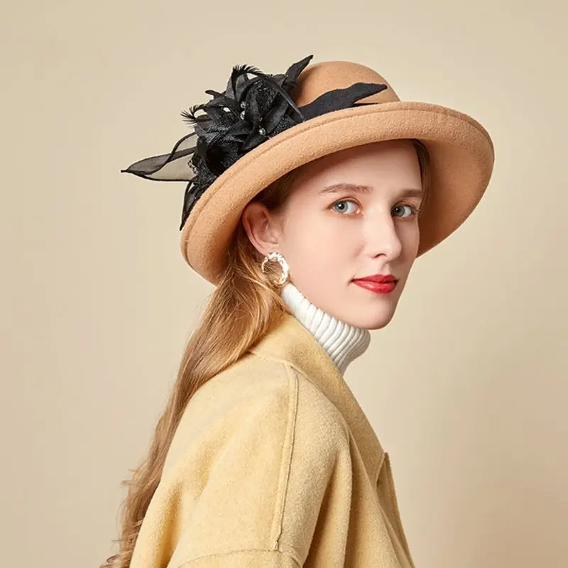 Женская шляпа-котелок в стиле ретро из искусственного фетра с широкими полями, элегантная однотонная Съемная шапка-котелок с перьями и цветком для свадебной церкви, зима-осень