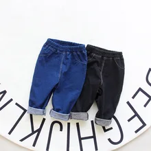 Новинка; сезон весна-осень; стильная одежда для младенцев; потертые джинсы; повседневная одежда для малышей; узкие джинсы для мальчиков и девочек