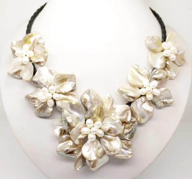 

natural white pearl & white shell pearl 5 flower pendant necklace 18" long