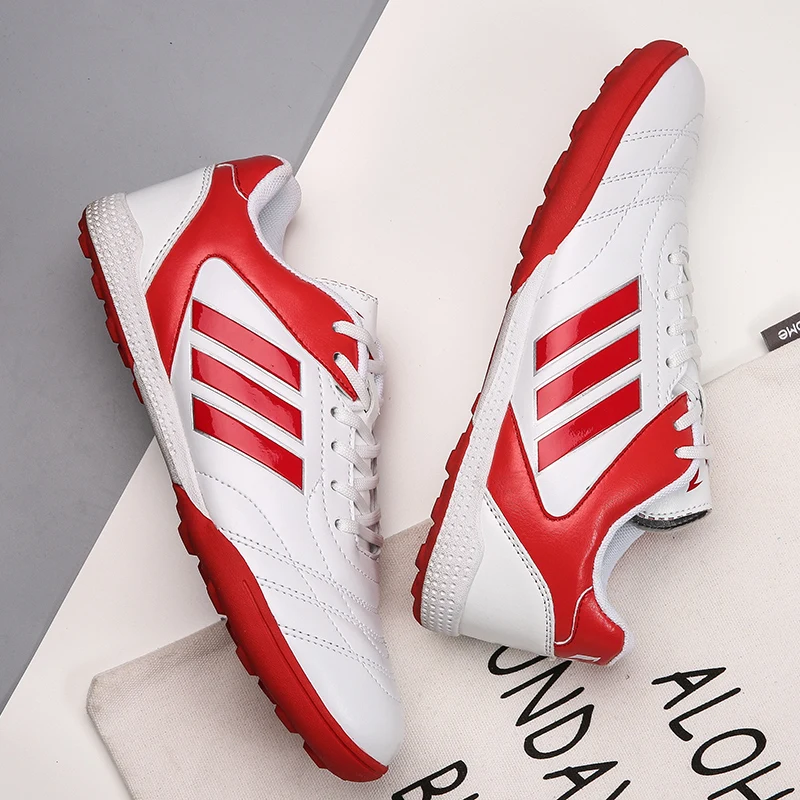 Ceny Gorąca sprzedaż Unisex Turf piłkarskie buty kryty chłopiec buty sportowe wygodne piłkarskie na zewnątrz męskie trenerzy tanie młodzieży Soccer korki buty do piłki nożnej