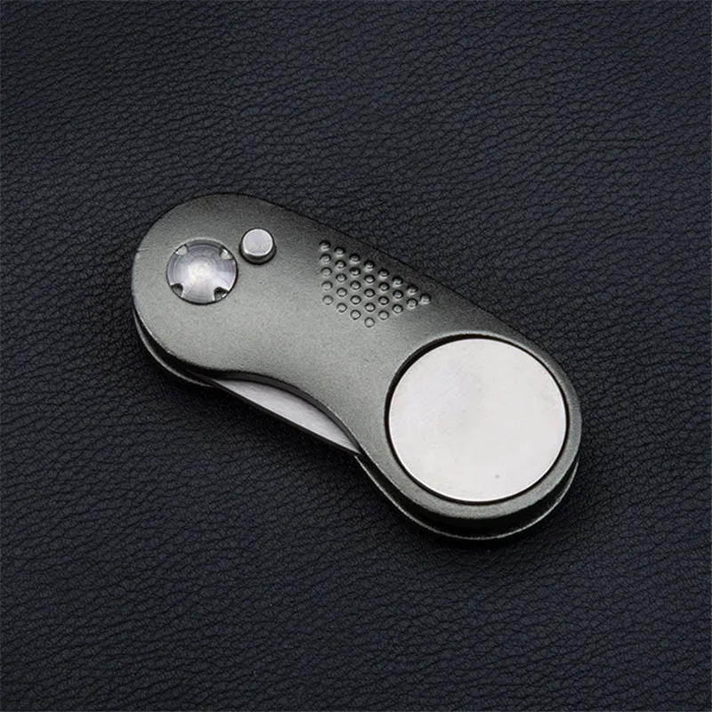 Светло-серый Metal Foldable Golf Divot Fork Tool with Button Magnetic Ball Marker Portable for Golf Club FDX99 - Цвет: Светло-серый
