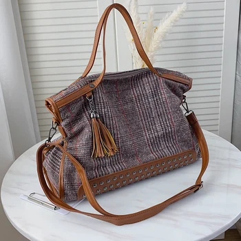 

Retro Large Capacity Women's Shoulder Armpit Bag Women's 2020 Popular New Fashion Riveting Nail All-match Messenger Bag