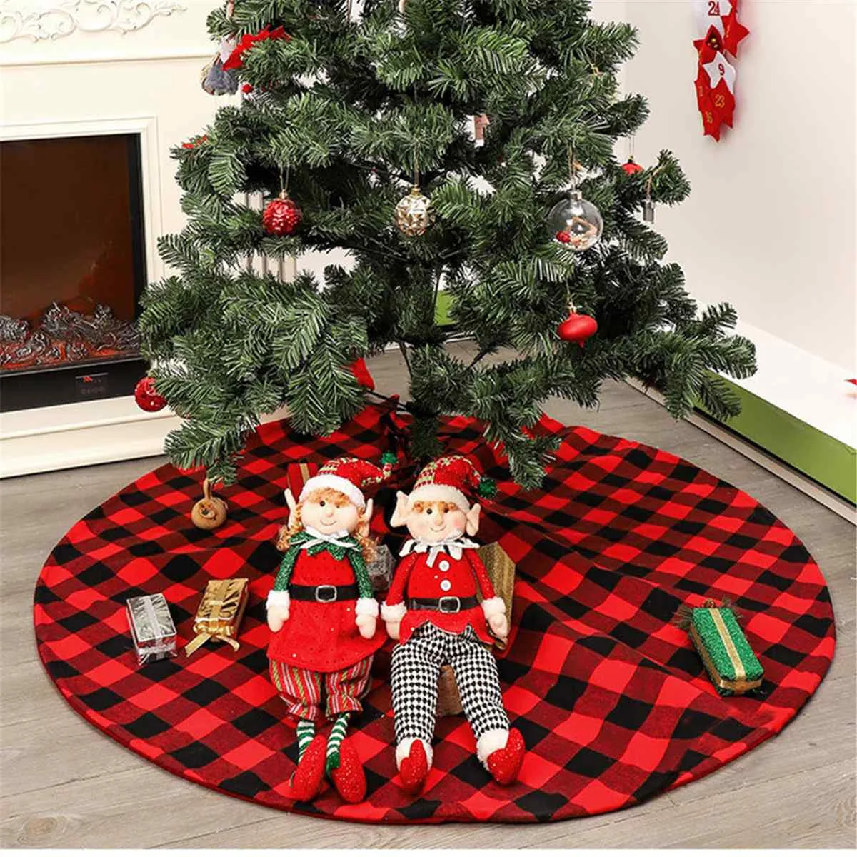

120cm Red and Black Buffalo Plaid Christmas Tree Skirt Pom Pom Balls Edge Tree Skirt Christmas Decorations for Tree