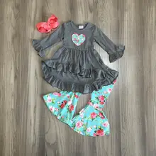 Весенняя одежда ко Дню Святого Валентина детская одежда из хлопка с сердечками, серая и синяя одежда с цветочным рисунком брюки-клеш с оборками с бантом