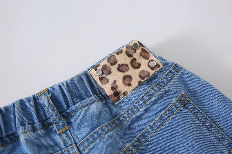 A mu/hou детская одежда летняя для девочек шорты в Корейском стиле Модные Leopord узор маркировки Джинсовые шорты Маленькая детская верхняя одежда Ca