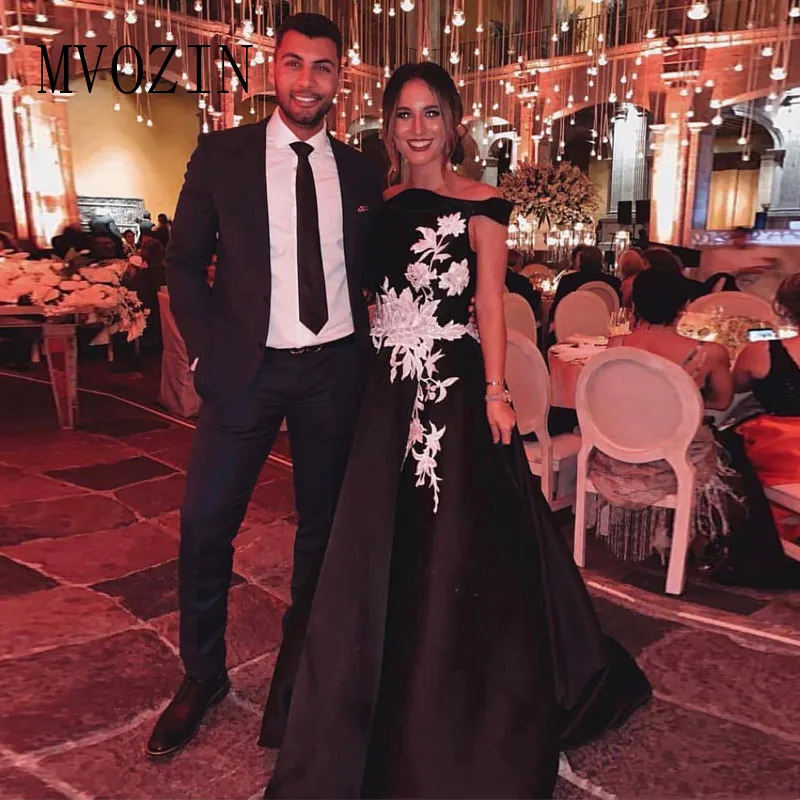 

Black Evening Dresses Boat Neck A Line Lace Applique Satin Floor Length Satin Formal Gowns Plus Size Prom Dress