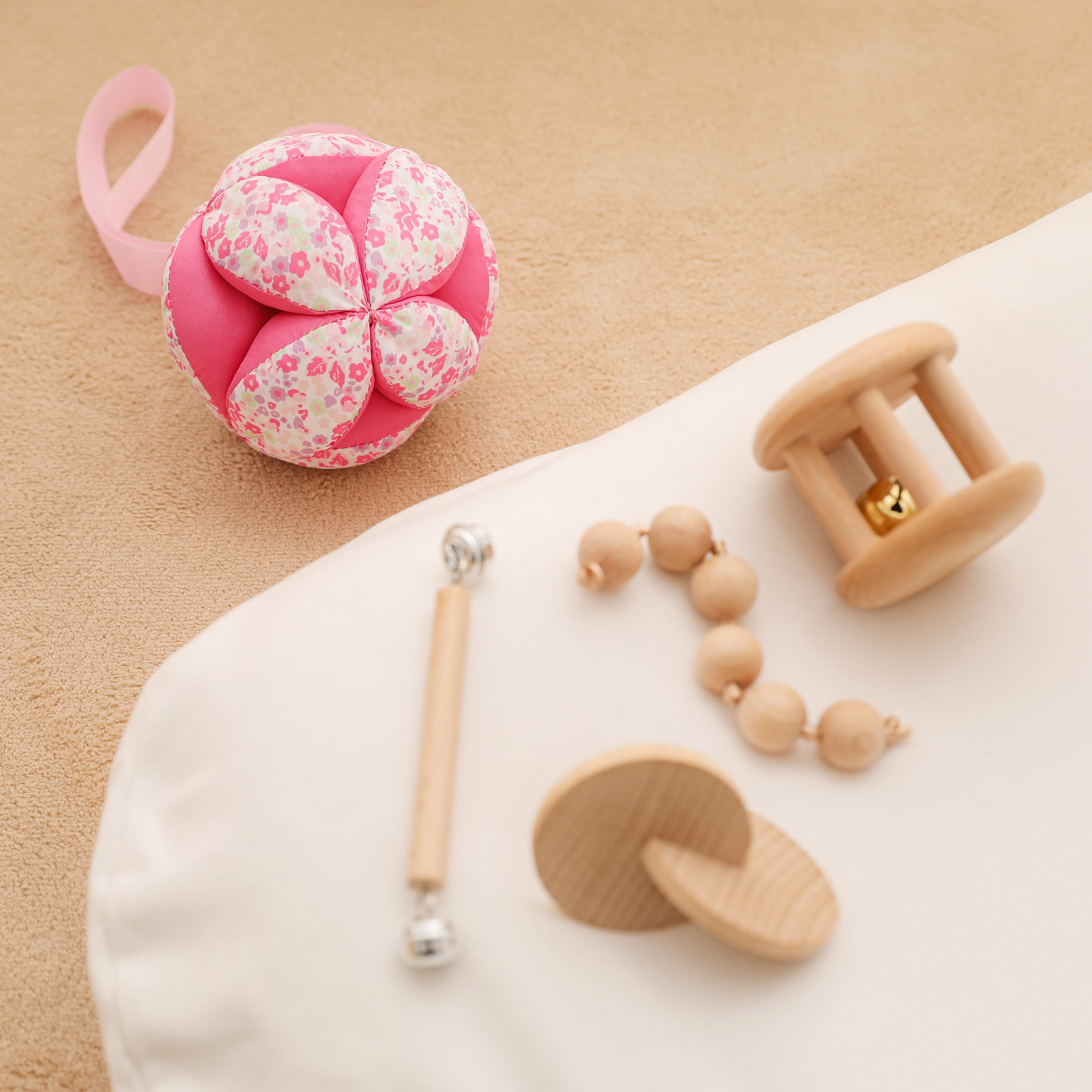 5 Pcs Baby Montessori Toys Set Wooden Baby Rattles Infant Nursing Teethers Hand Catching Cloth Ball Toys Birth Gift for Newborn