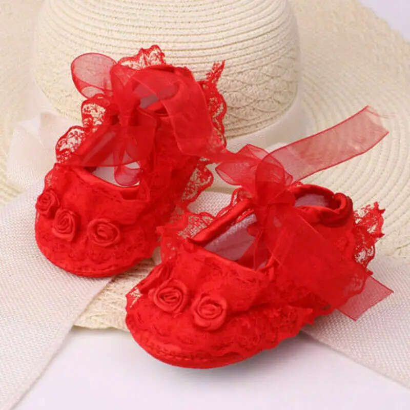 0-12M новорожденных девочек Нескользящая кружевная детская обувь в цветочек мягкие кроссовки кружева милые однотонные Белые Розовые Желтые красные пинетки