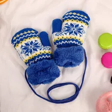 Детские утепленные бархатные варежки на веревке с рисунком снежинки, мягкие шерстяные вязаные зимние теплые варежки, Рождественский подарок