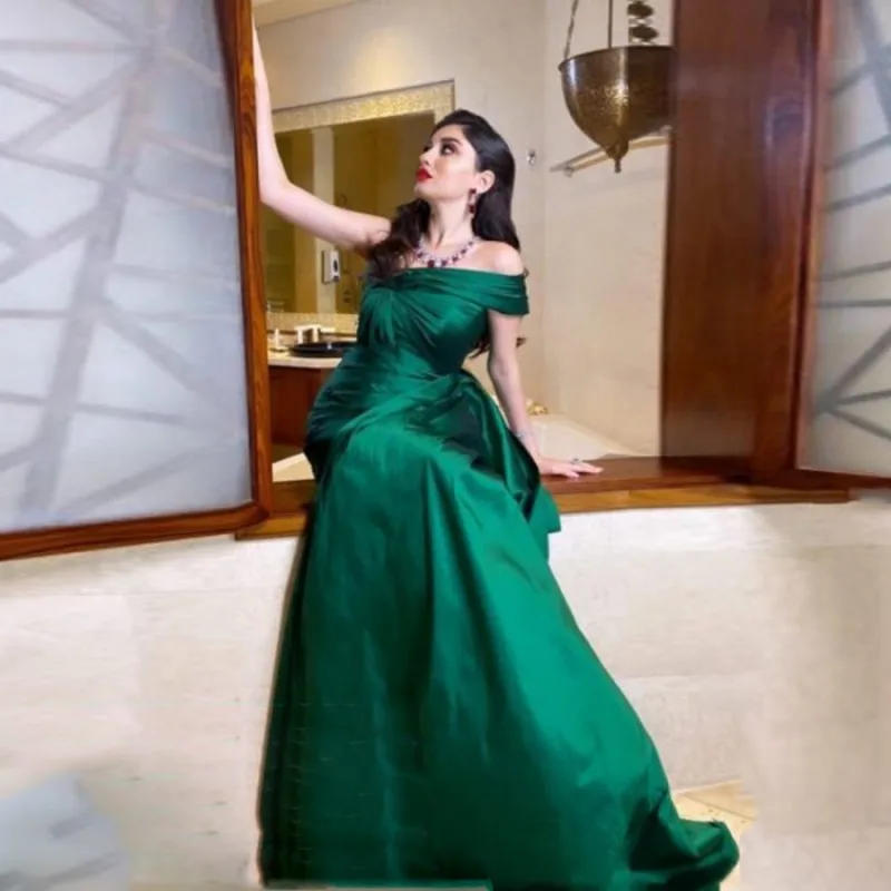 

Royal Green Off The Shoulder Evening Gowns Saudi Arabia Ruffles Satin Prom Dresses Ziper Back Sweep Train Robe De Soiree