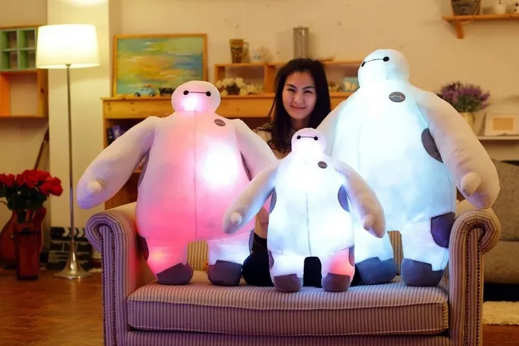[Забавный] Очень милая плюшевая игрушка Baymax со звуком и подсветкой 80 см мягкая