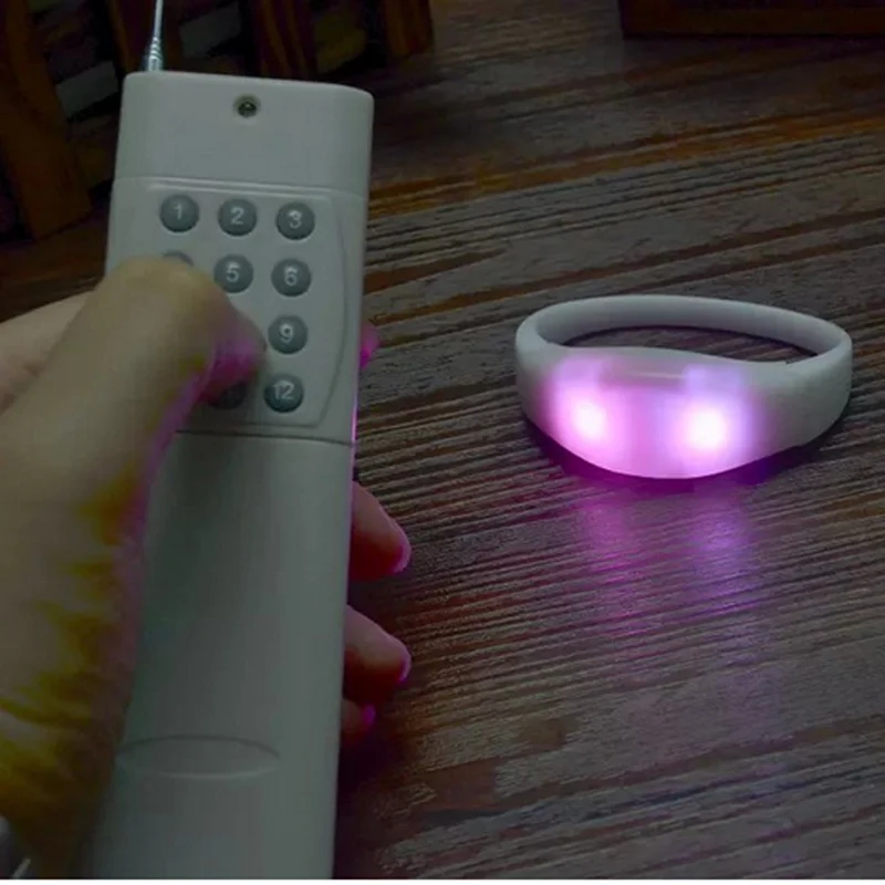 Светодиодная вспышка RGB Меняющие цвет браслеты с дистанционным управлением 12