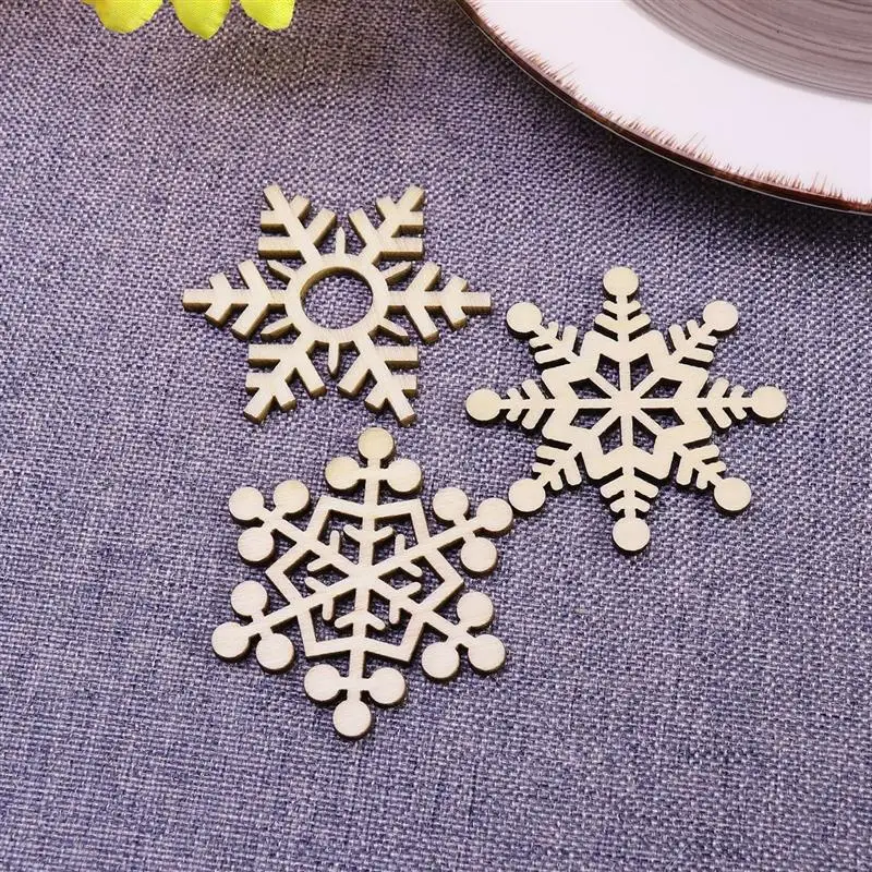 

100pcs DIY Wooden Chips Christmas Ornaments Hanging Wooden Snowflake Party Props for Home Office Bar