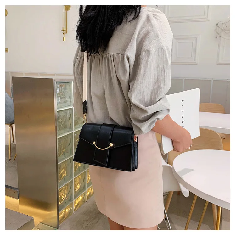 

On the new female 2019 new Korean version of belt pearl chain shoulder small square bagSimple contrast messenger bag