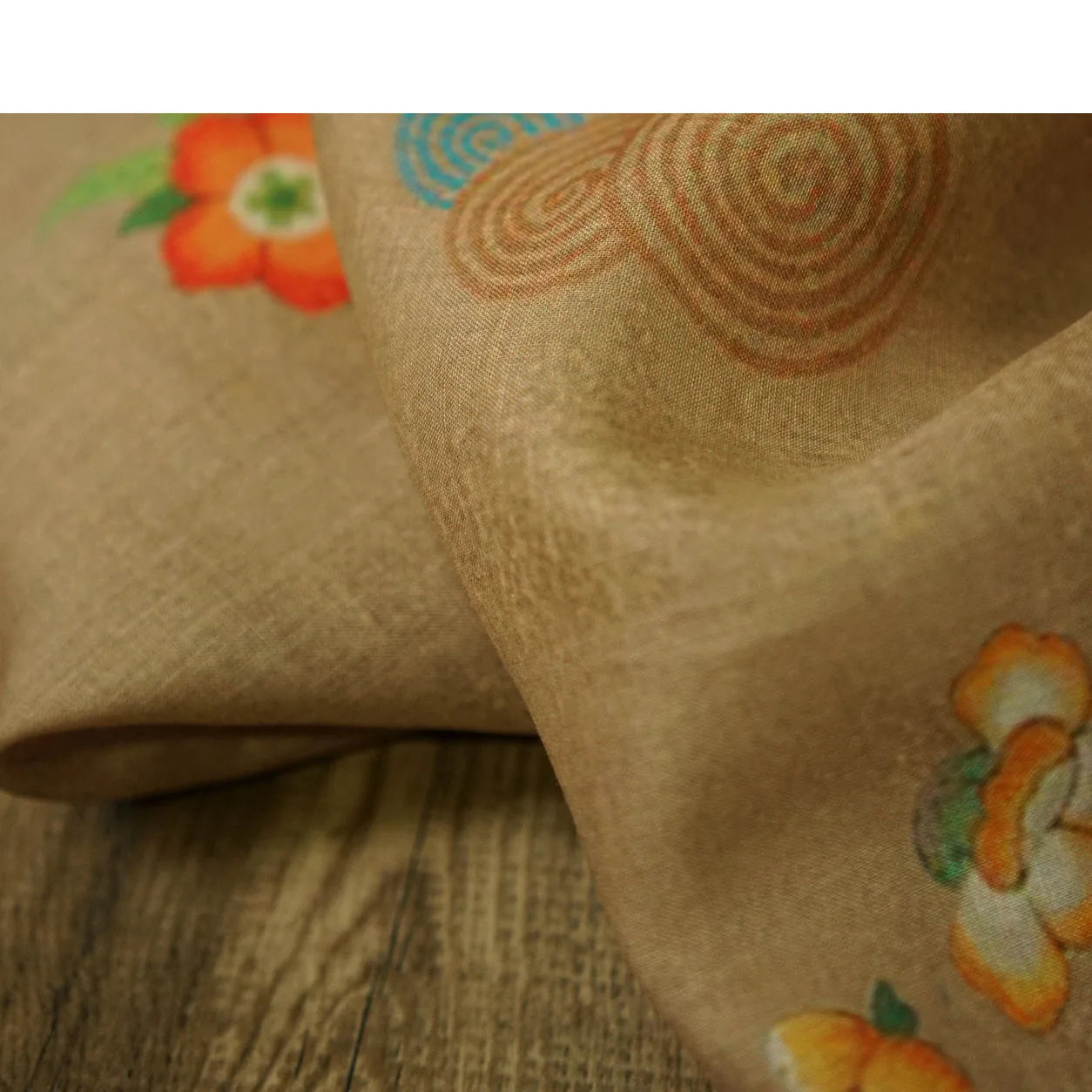 

Высококачественная ткань ramie с красивым красным цветочным принтом, строченная ткань Ципао