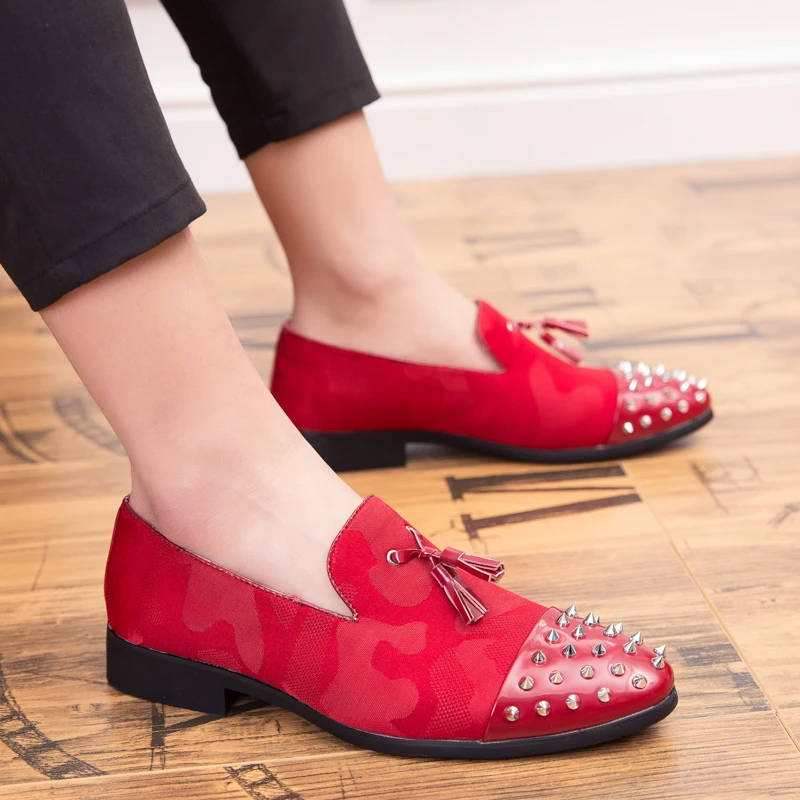 Мужские бархатные лоферы с шипами и заклепками; модельные туфли; итальянские туфли Mlae для выпускного бала и торжества; свадебные туфли; Мокасины - Цвет: Красный