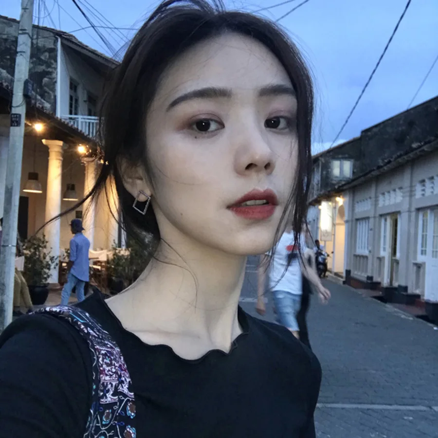 

2019 fashion new creative square earrings Korean version of the personality hollow versatile fashion hipster geometric earrings