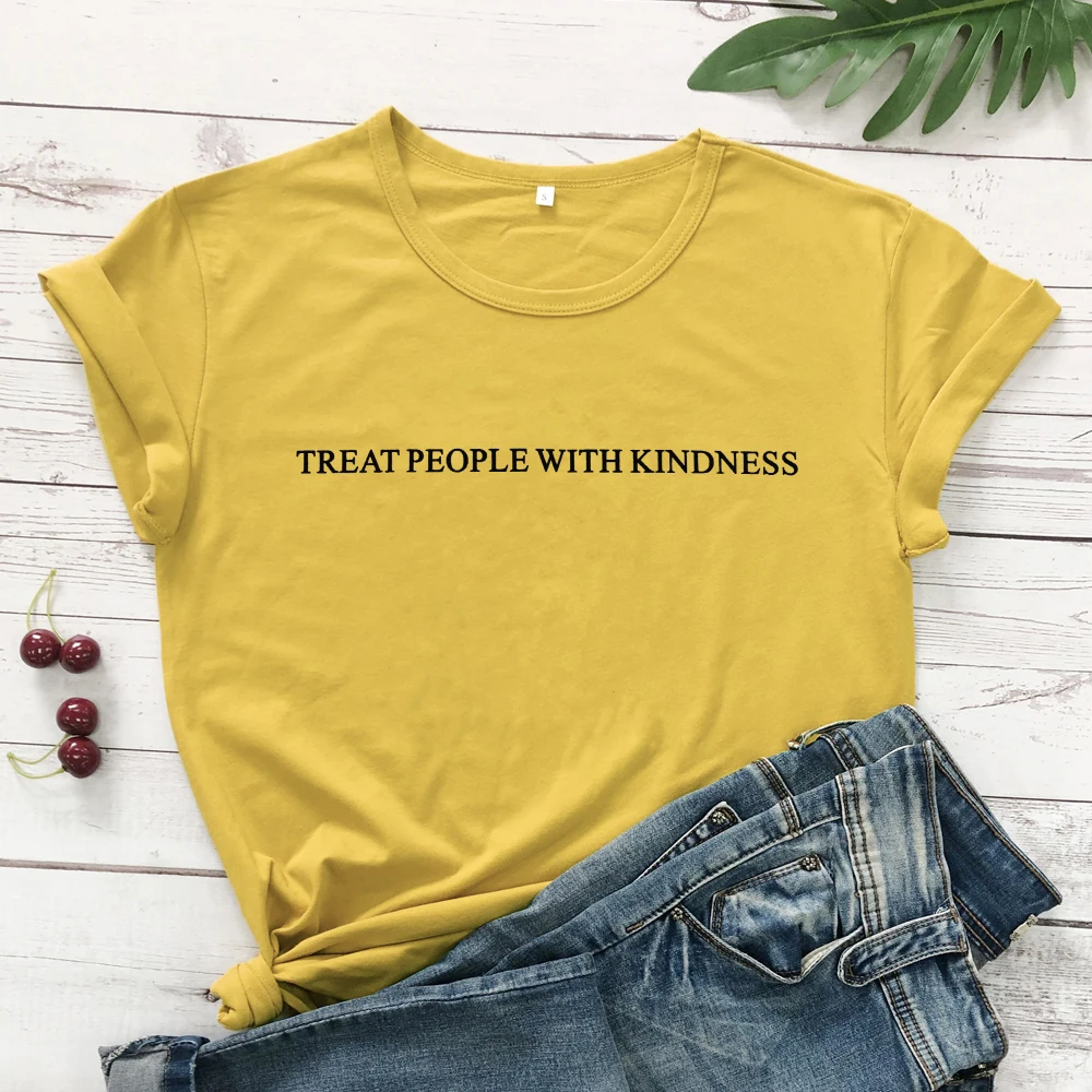 Относиться к людям с доброте, футболка Топы с графическим принтом желтые футболки эстетическое Повседневное Высокое качество хлопковые топы для девочек, как Tumblr рубашка с вырезом "лодочка"