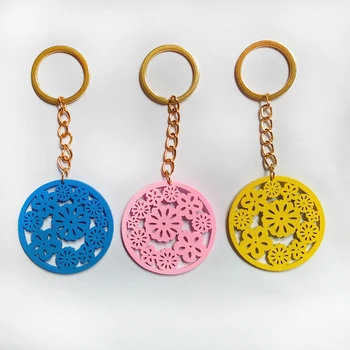 

2020 Fashion Hollow Out Key Chain 11cm Wooden Key Ring Cute Colorful Pendant Bag Charming Car Key Holder Personality Gifts