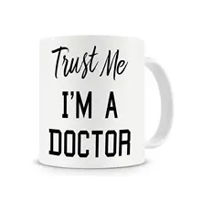 Поверьте мне, я доктор кружка, кофейная кружка чашка с ложка для перемешивания Забавный подарок для доктора, подарок для врача, доктор