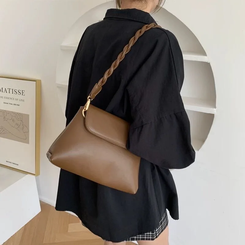 

French Style Single Shoulder Bag Vintage Simple Design Solid Color Handbag All Match Crossbody Bag Fashion Armpit Bag Korean