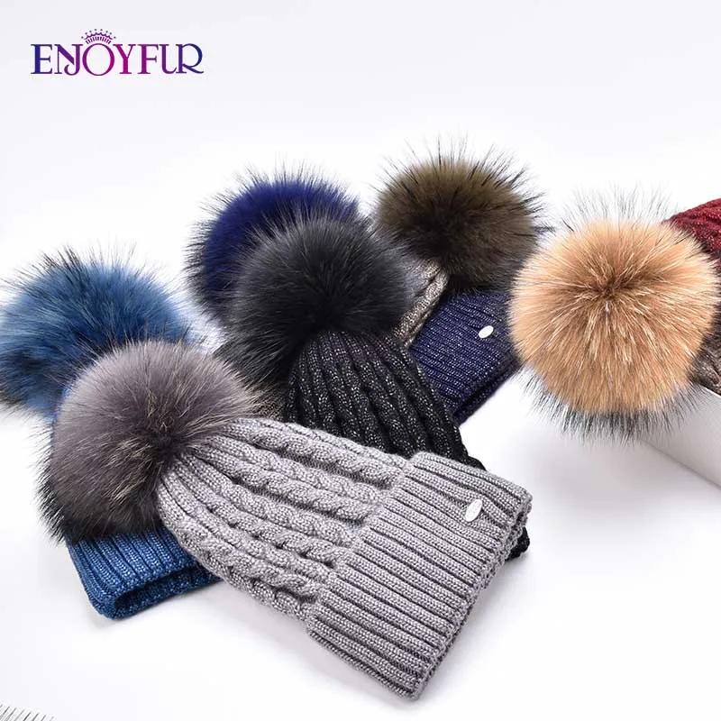 Enjoyfur модные грубые твист Нитки вязаная шапка женская енота Мех pom Зимняя Шапки шапки Для женщин золото и серебро вязать шапочки