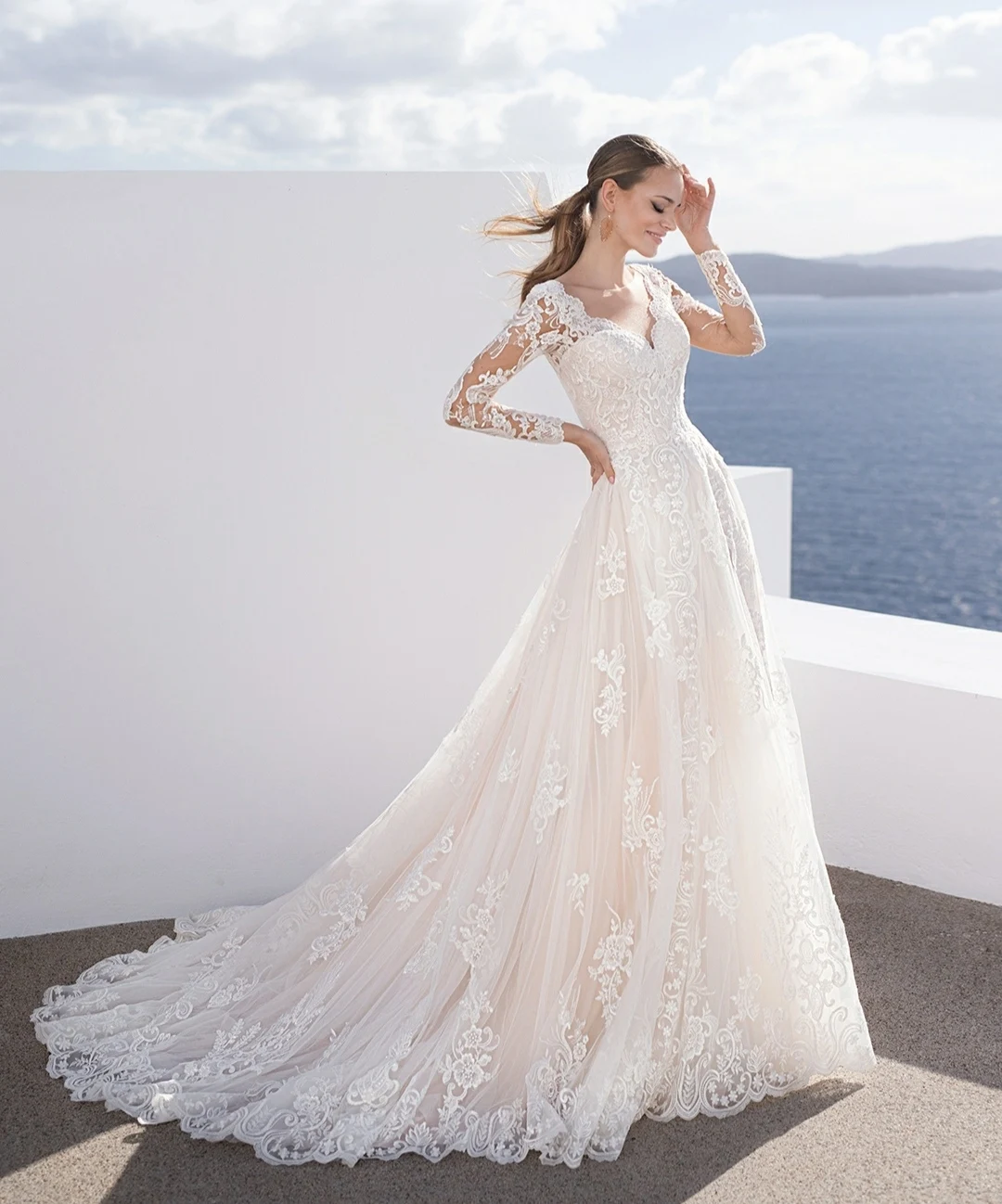 

Vintage Long Sleeve V-Neck Wedding Dresses Lace Mermaid Tulle Illusion Back Robes De Mariée Bridal Gown For Women