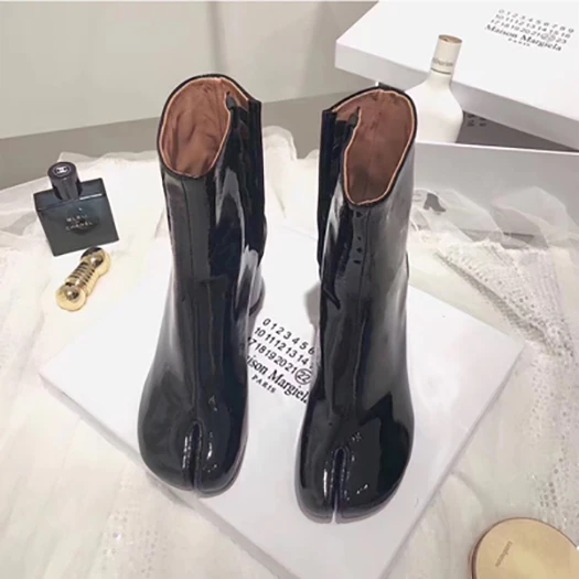 Black Patent Leather Женские ботинки из лакированной кожи на молнии сбоку; дизайнерские странные туфли на высоком массивном каблуке с металлическими вставками; с открытым носком; с голографическим узором - Цвет: Black Patent Leather