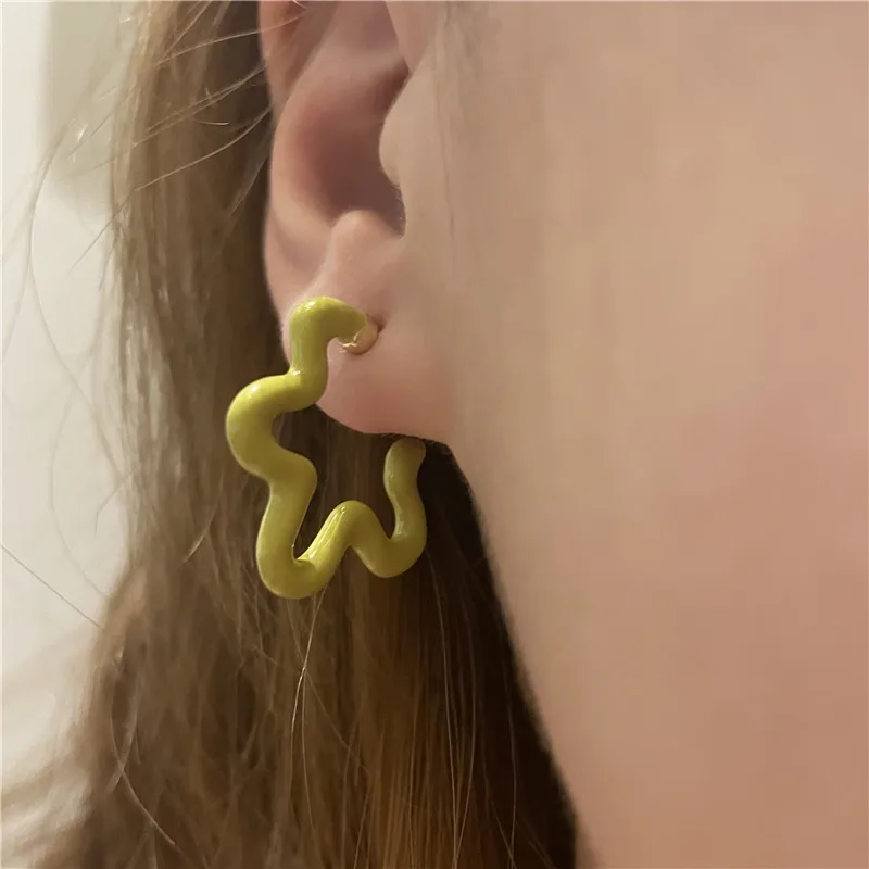 AOMU-다채로운 패션 할로우 플라워 금속 스프레이 페인트 비대칭 컬러 여성을 위한 간단한 후프 귀걸이 여행 주얼리, 선물, 여성용 비대칭 컬러