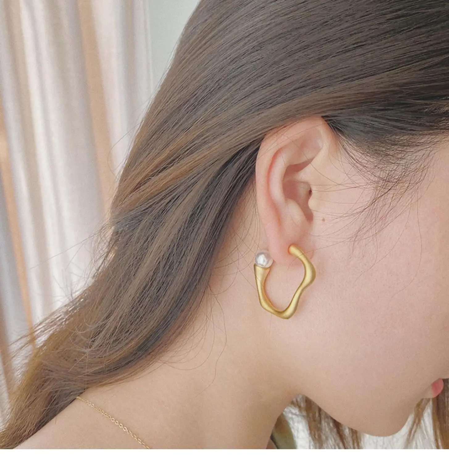 

Worn Gold Color Baroque Pearls Concise Stud Earrings Abstract Curve Personalized Fashion Jewelry